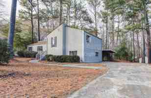featured image of 2700 Creekview Pt Nw