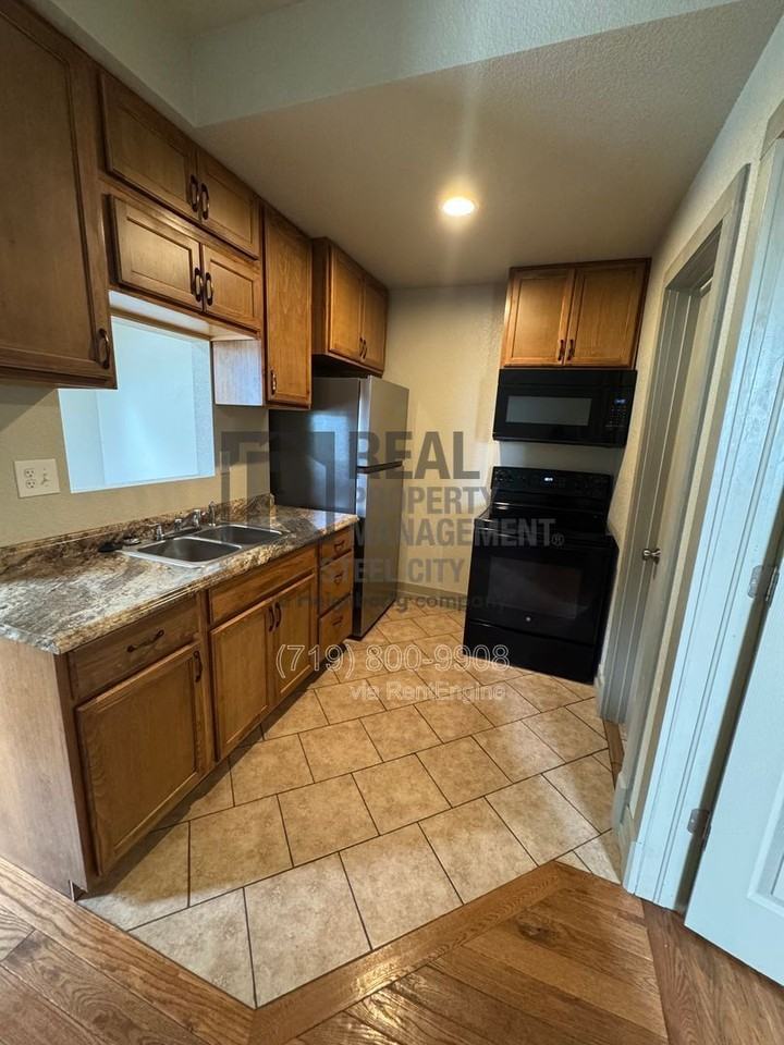 902 W 11th St #6 - Photo 6 of 13