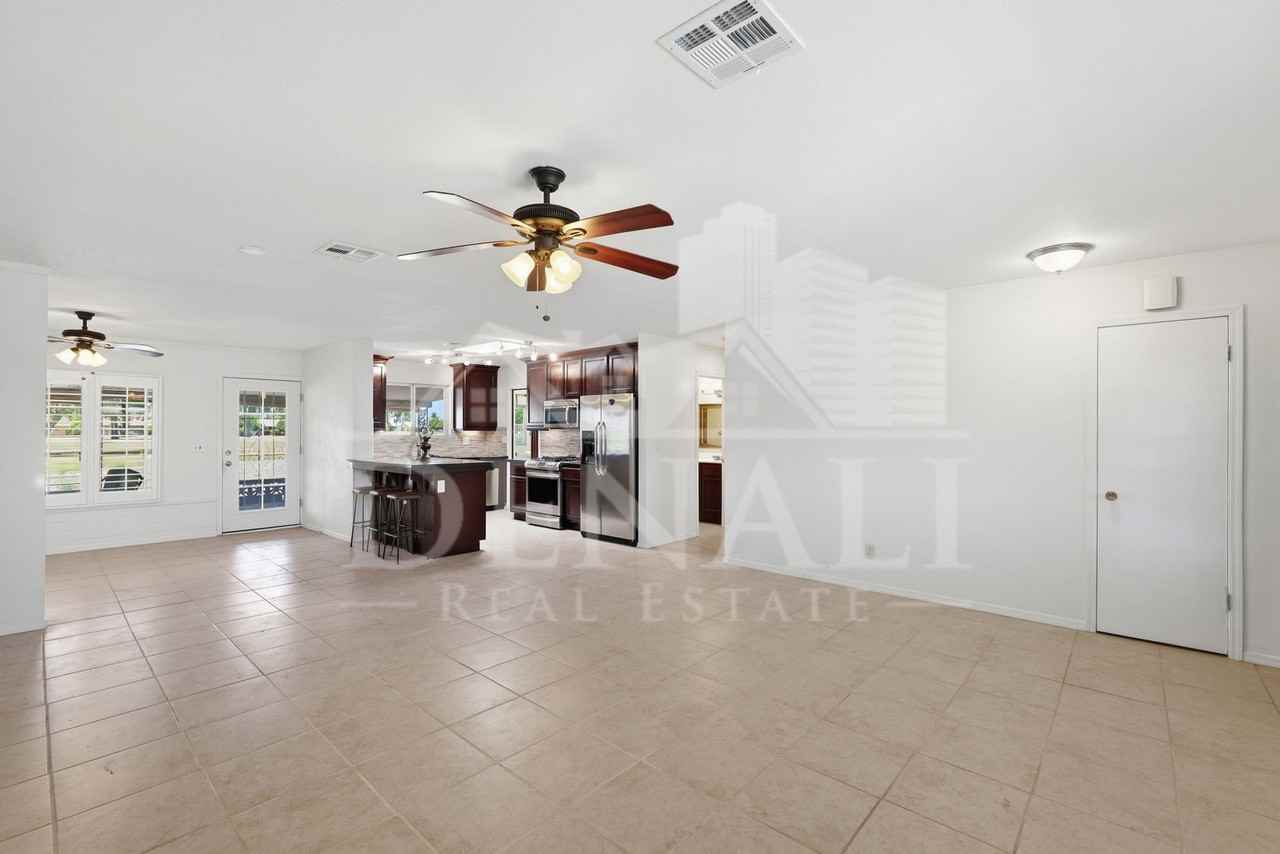 10747 W Hope Dr - Photo 4 of 33