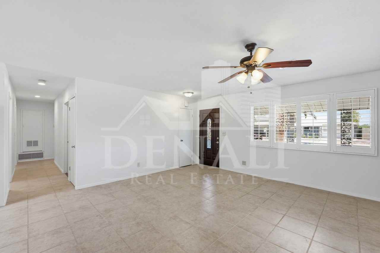10747 W Hope Dr - Photo 5 of 33