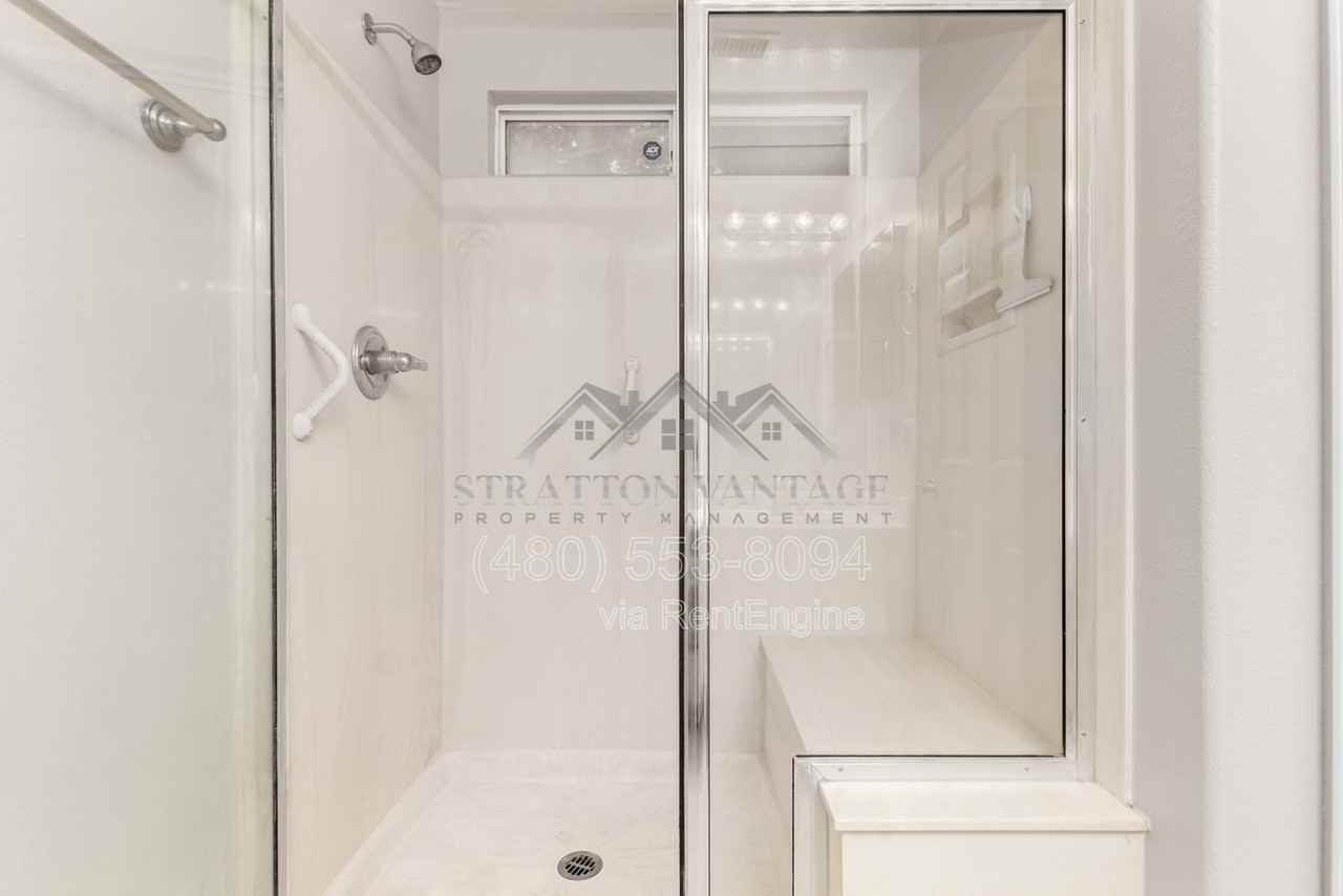 6631 E Rhodes St - Photo 4 of 27
