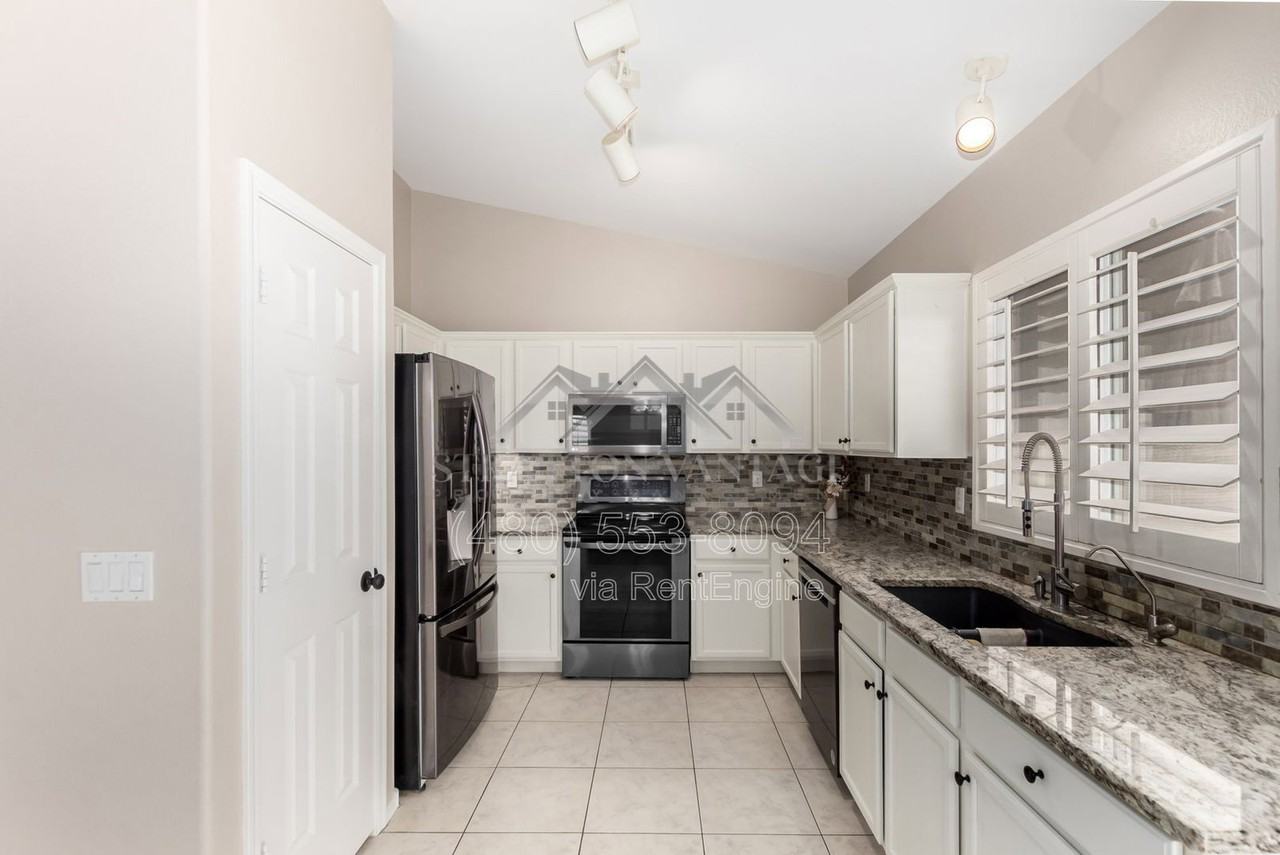 6631 E Rhodes St - Photo 6 of 27
