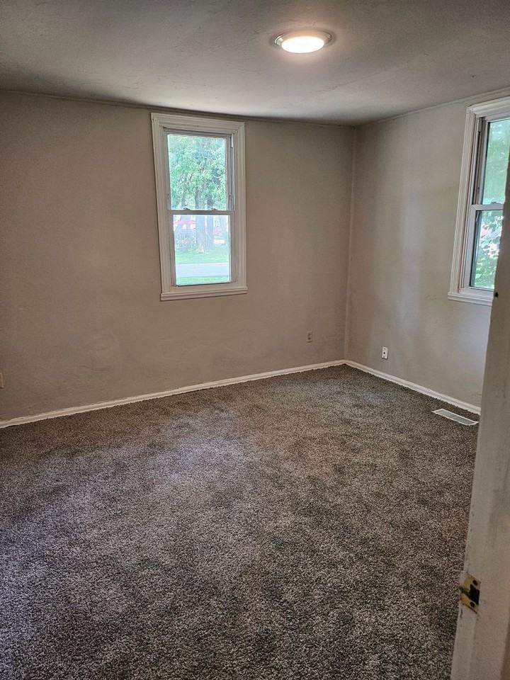1609 Rheinhardt Ave - Photo 3 of 9