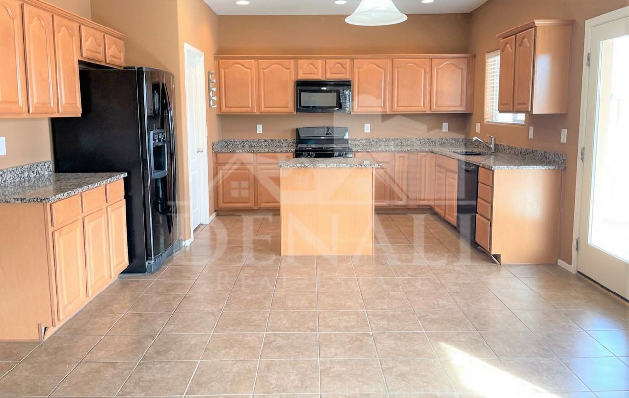 925 E Canyon Rock Rd - Photo 3 of 31