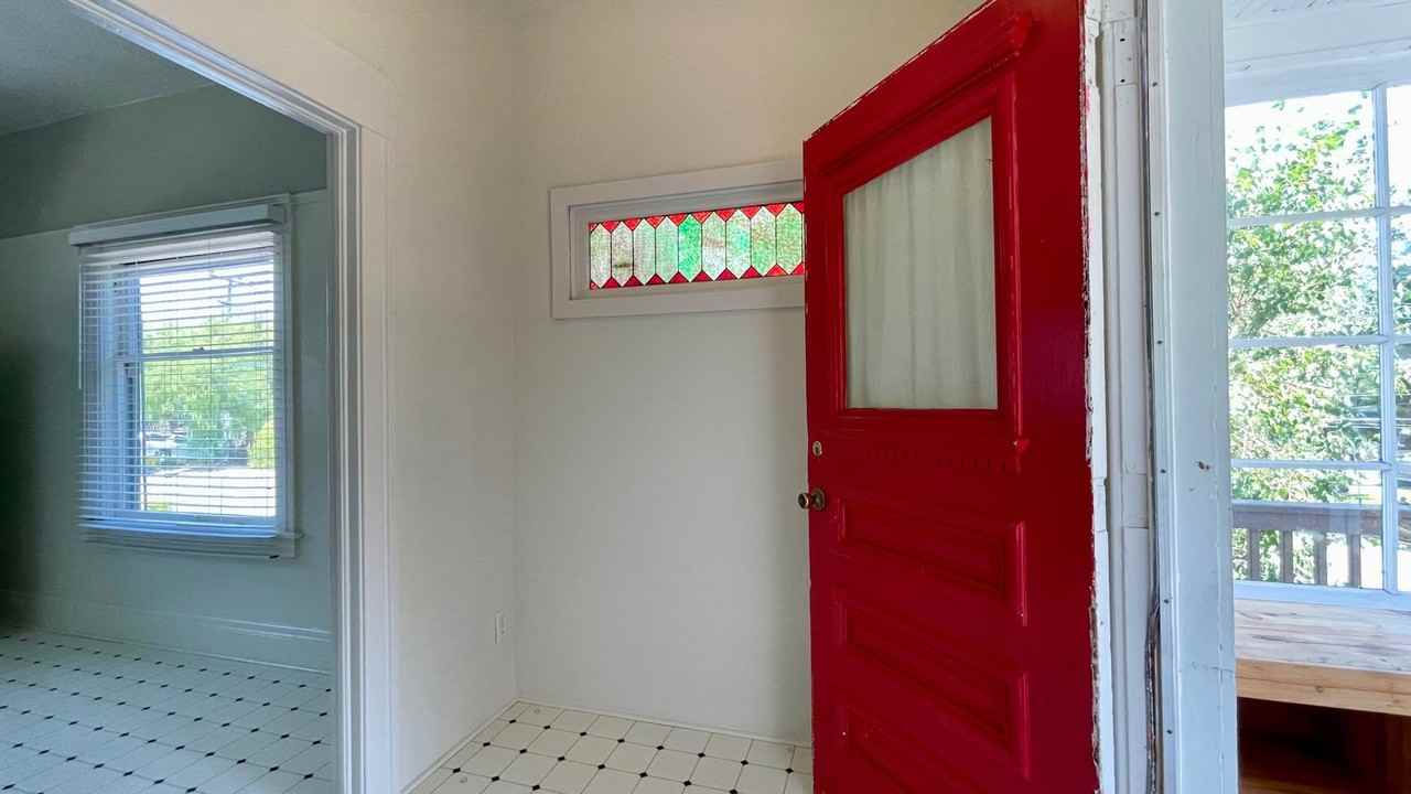 1705 Santa Rosa St - Photo 4 of 22