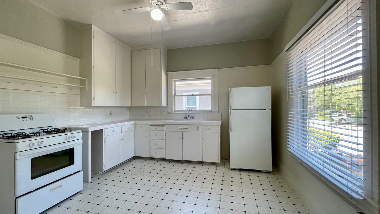 1705 Santa Rosa St - Photo 5 of 22