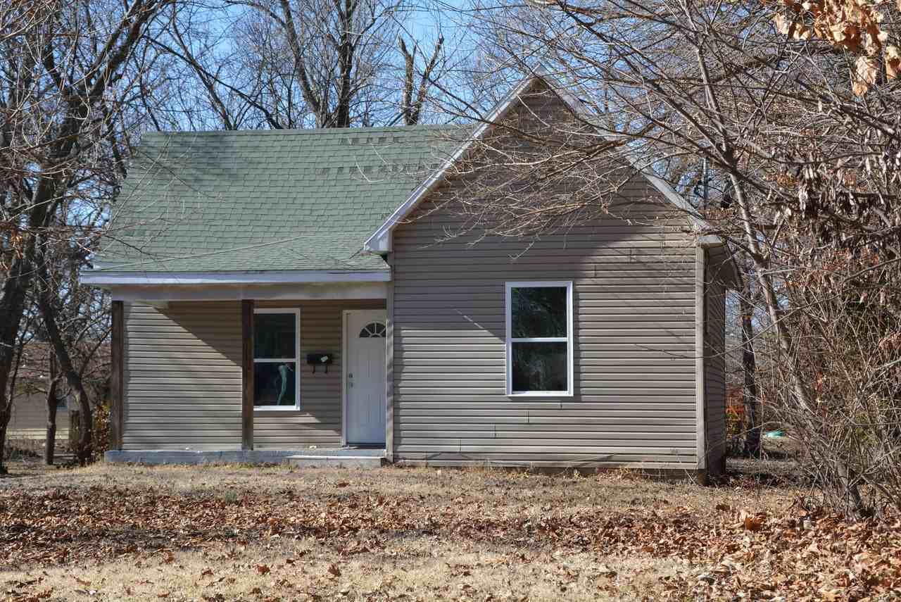 1211 N Rogers Ave - Photo 2 of 17