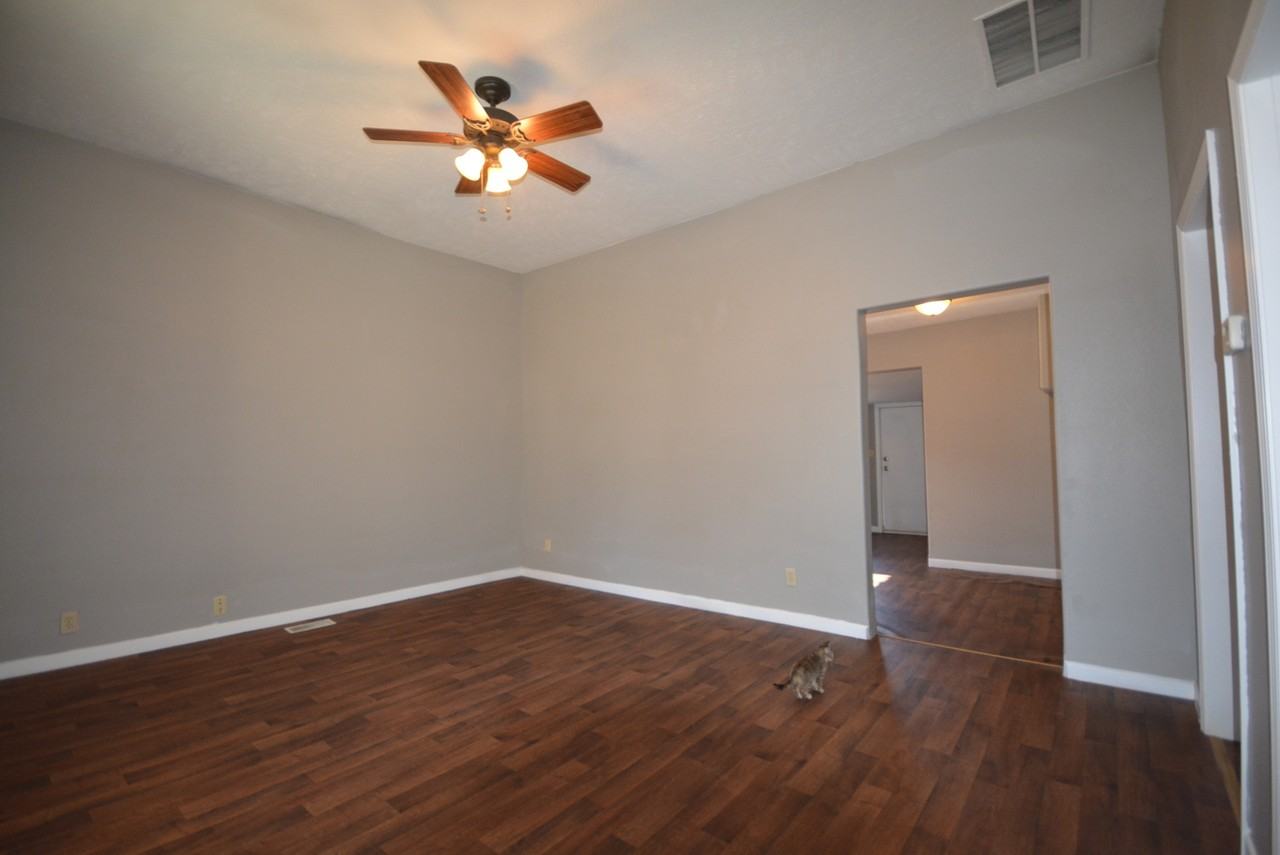 1211 N Rogers Ave - Photo 4 of 17