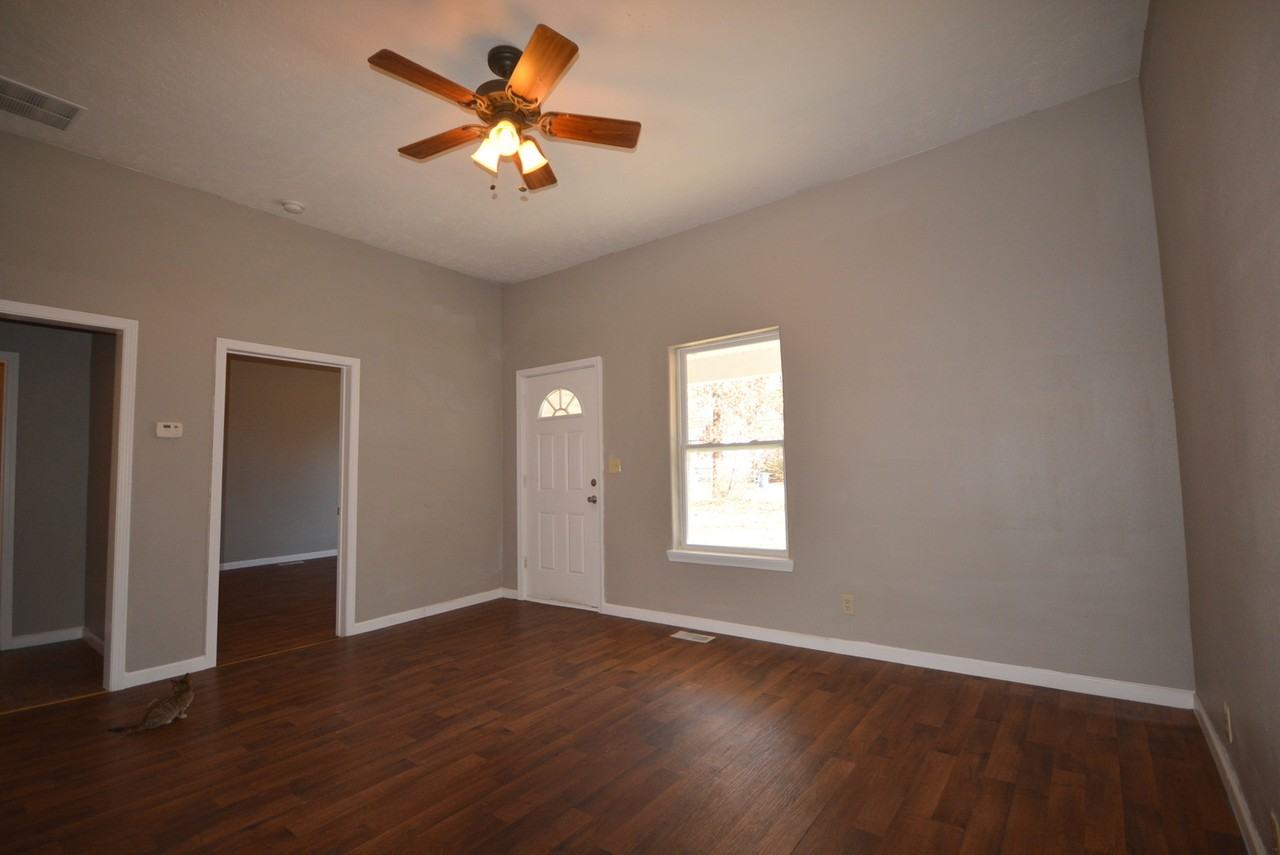 1211 N Rogers Ave - Photo 5 of 17