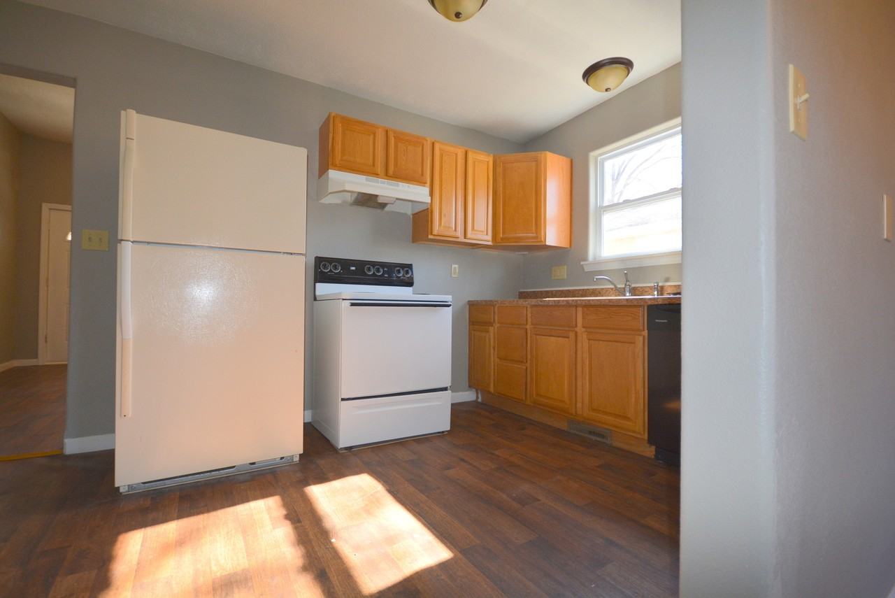 1211 N Rogers Ave - Photo 7 of 17