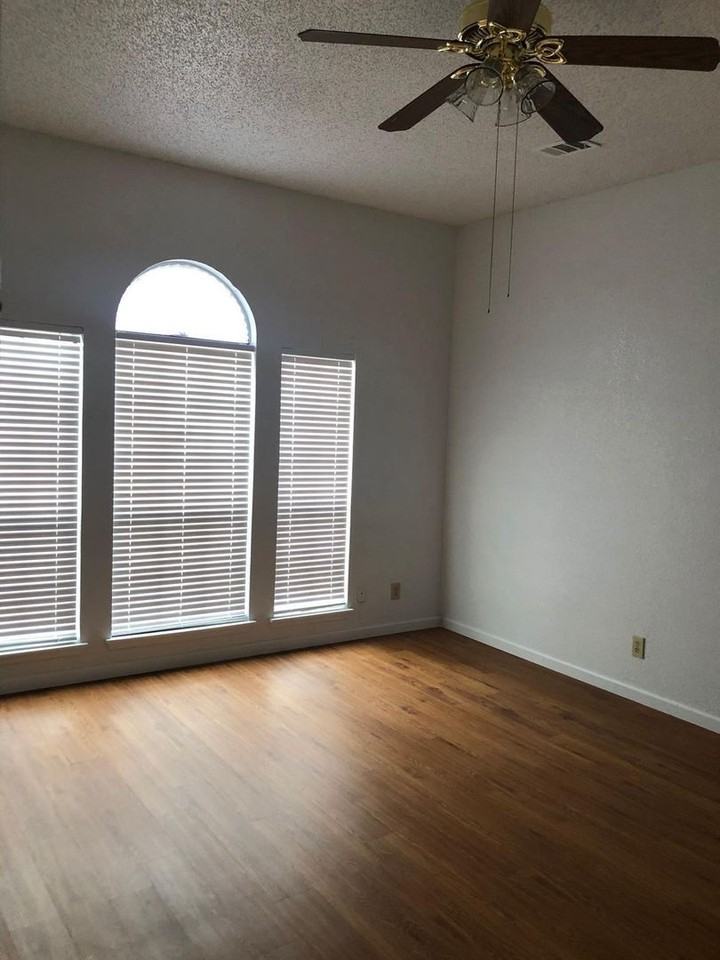 2021 Meadow Park Dr - Photo 3 of 11