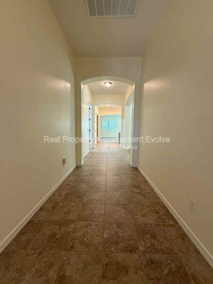 20508 W Carlton Mnr - Photo 4 of 34