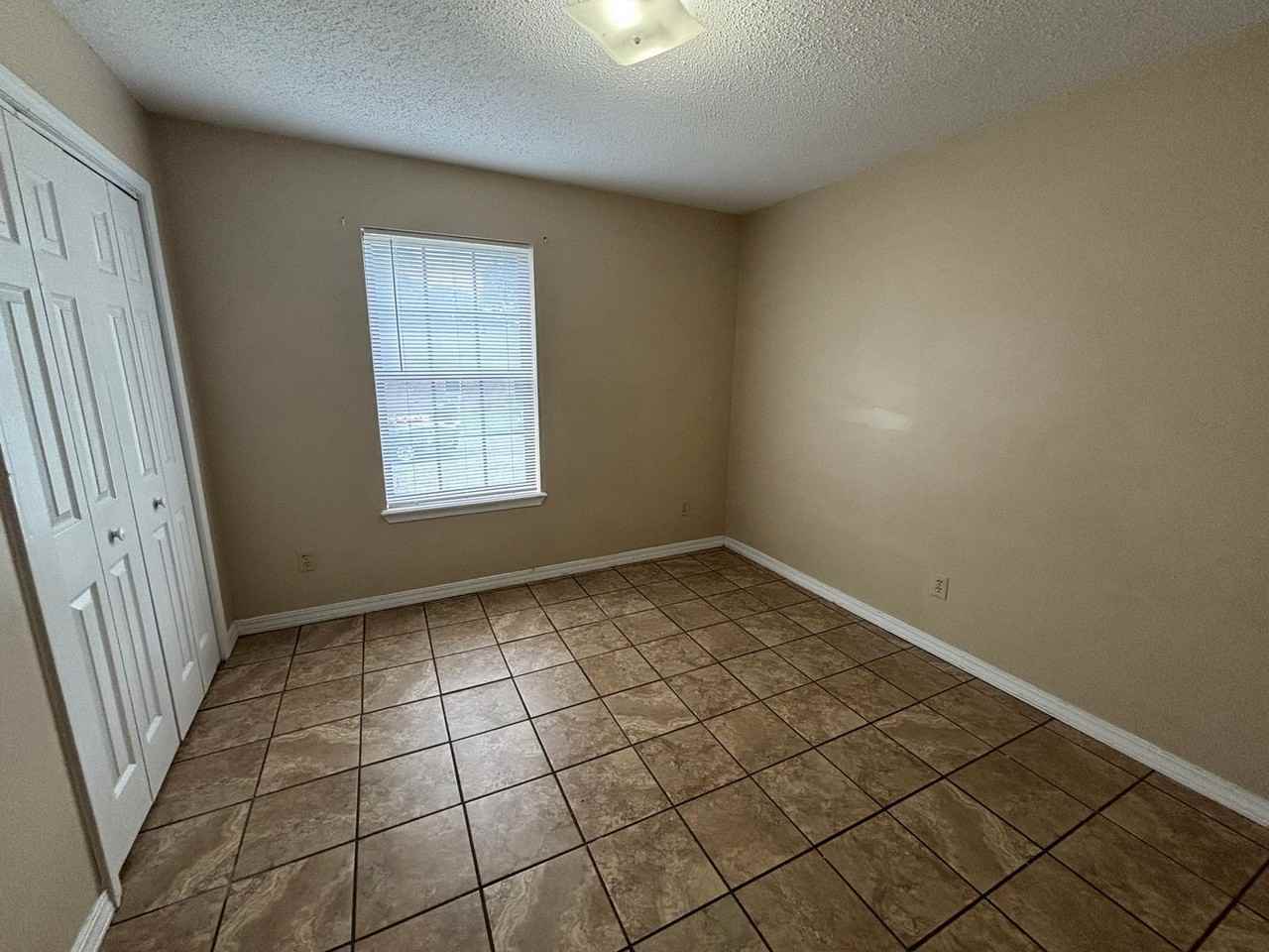 72 Crystal Dr - Photo 4 of 10
