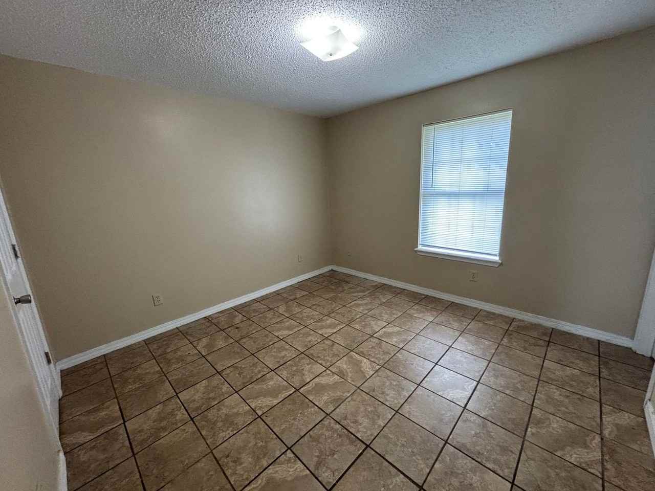 72 Crystal Dr - Photo 5 of 10