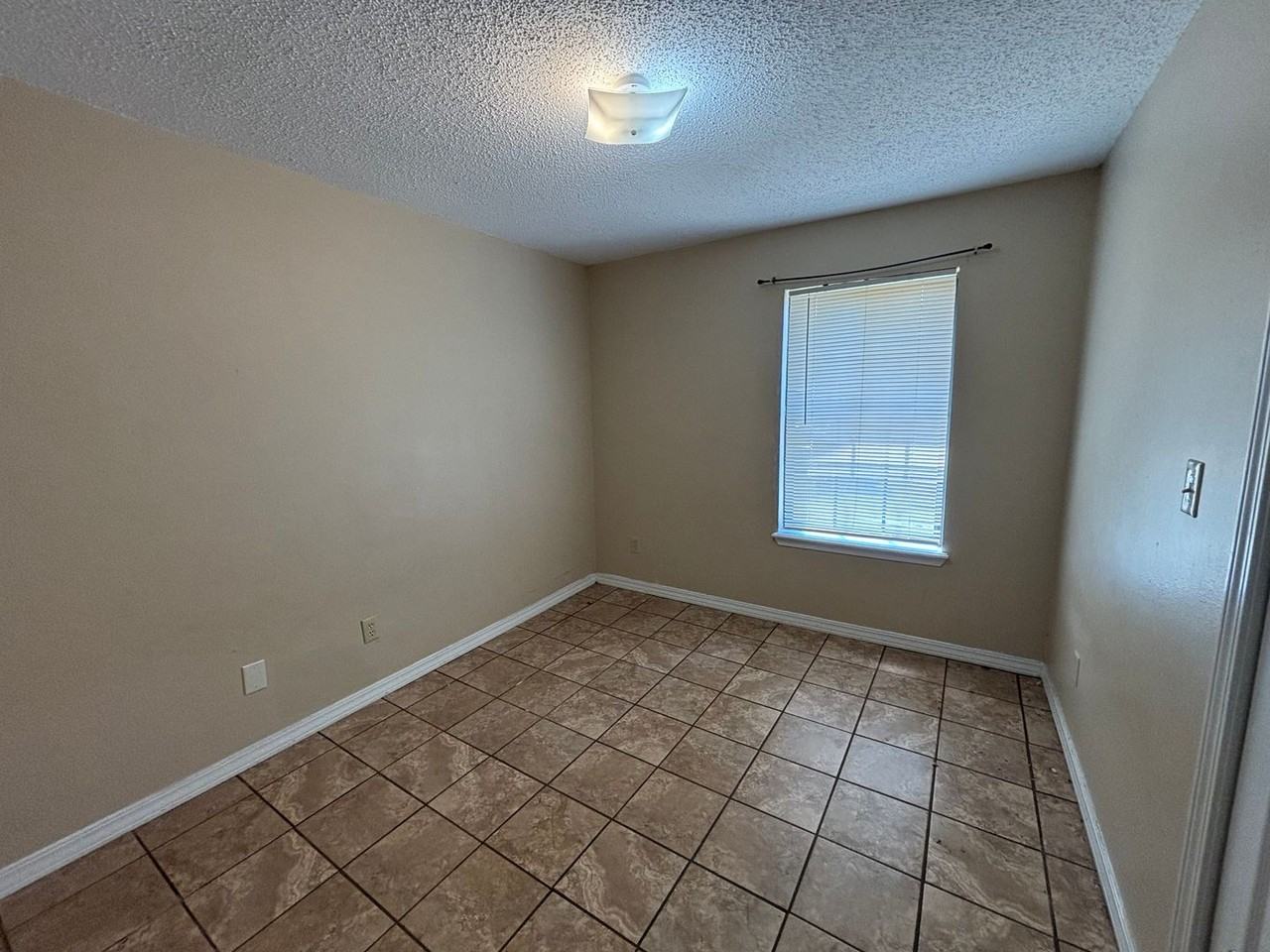 72 Crystal Dr - Photo 6 of 10