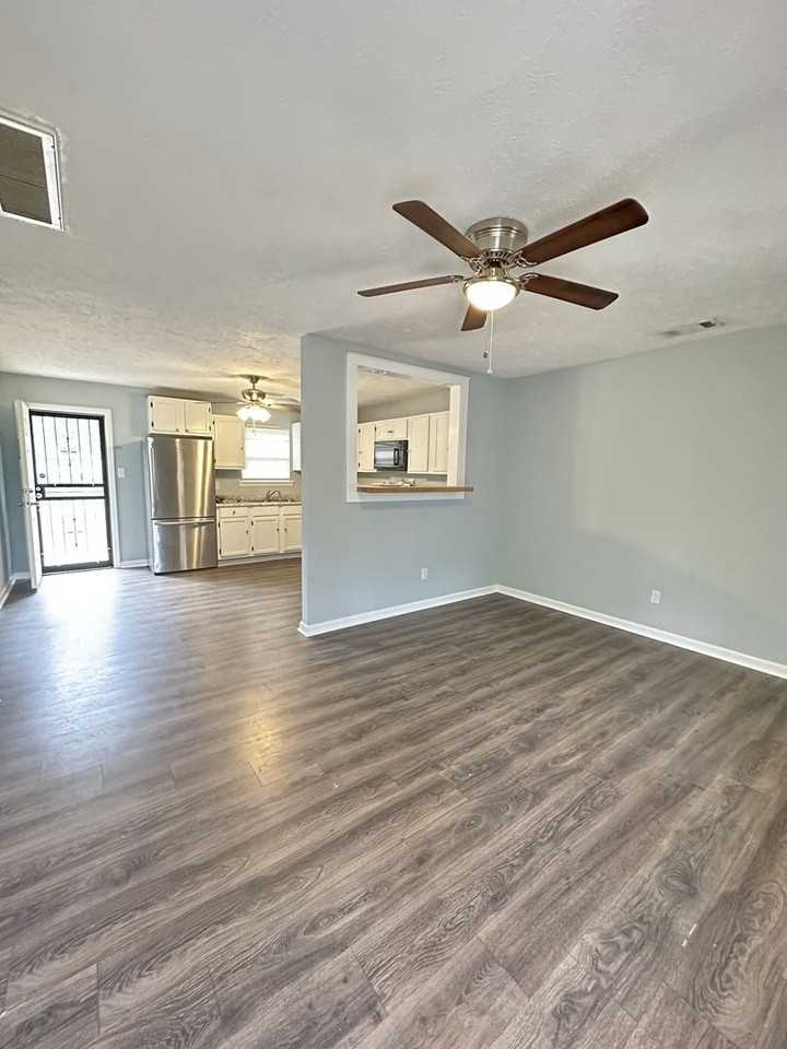 1460 N Royal St - Photo 2 of 6