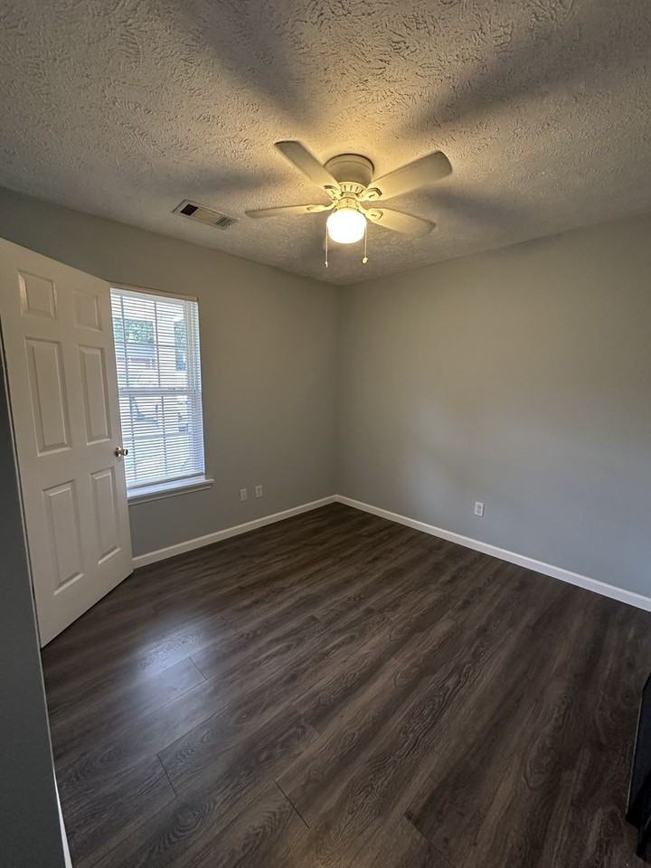 1460 N Royal St - Photo 3 of 6