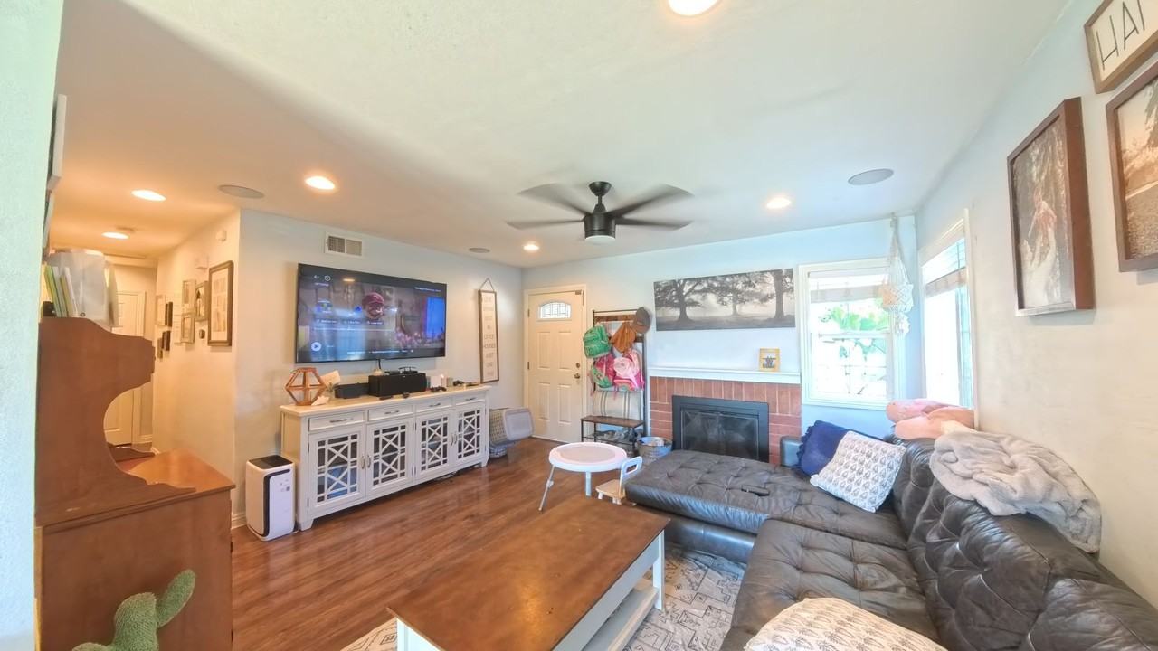 4352 Blueridge Dr - Photo 3 of 20