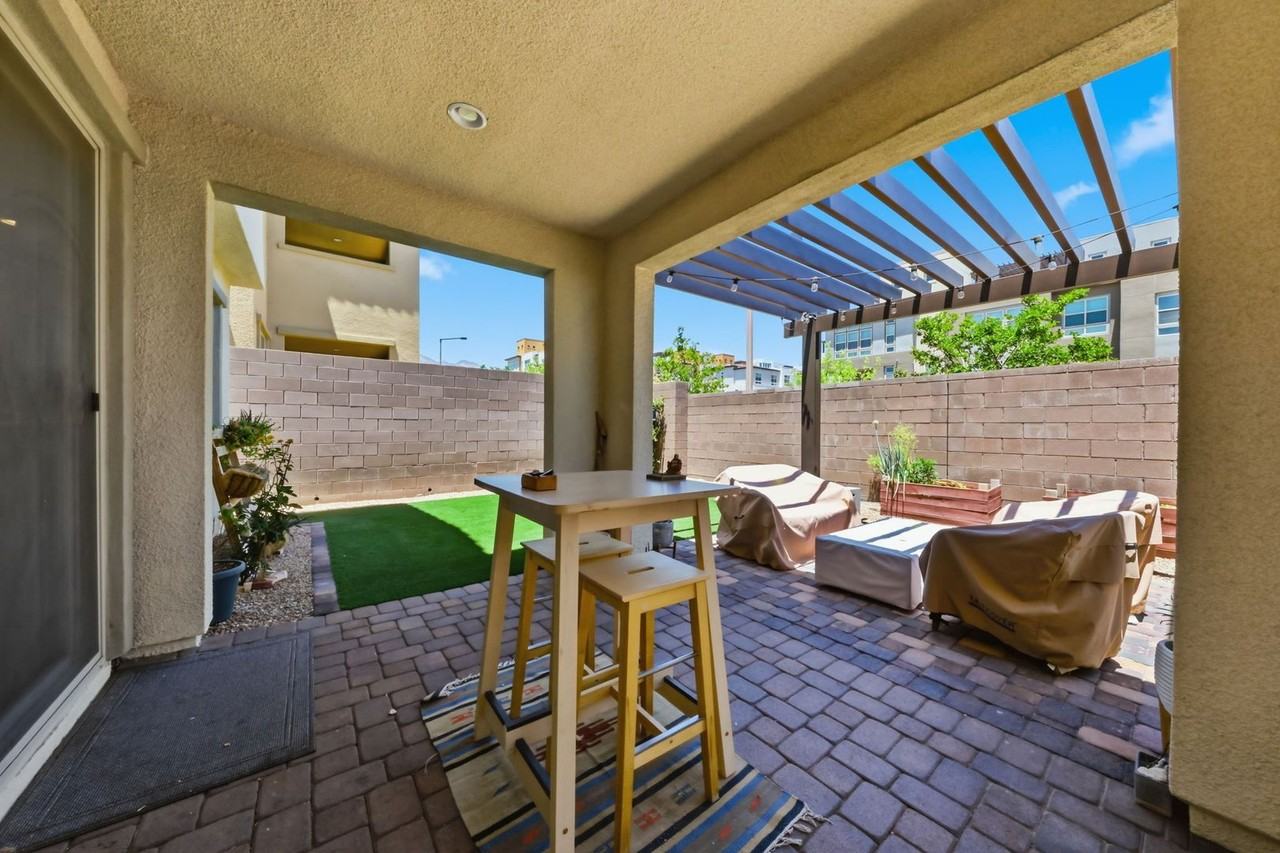 11824 Pelican Butte Ave - Photo 4 of 33