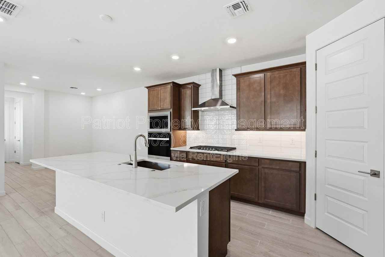 7404 W Buckhorn Trl - Photo 7 of 50