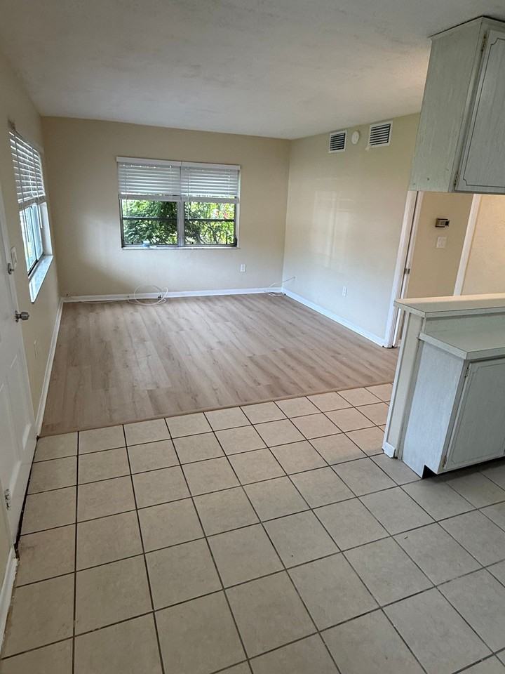 2099 Kings Hwy - Photo 2 of 18