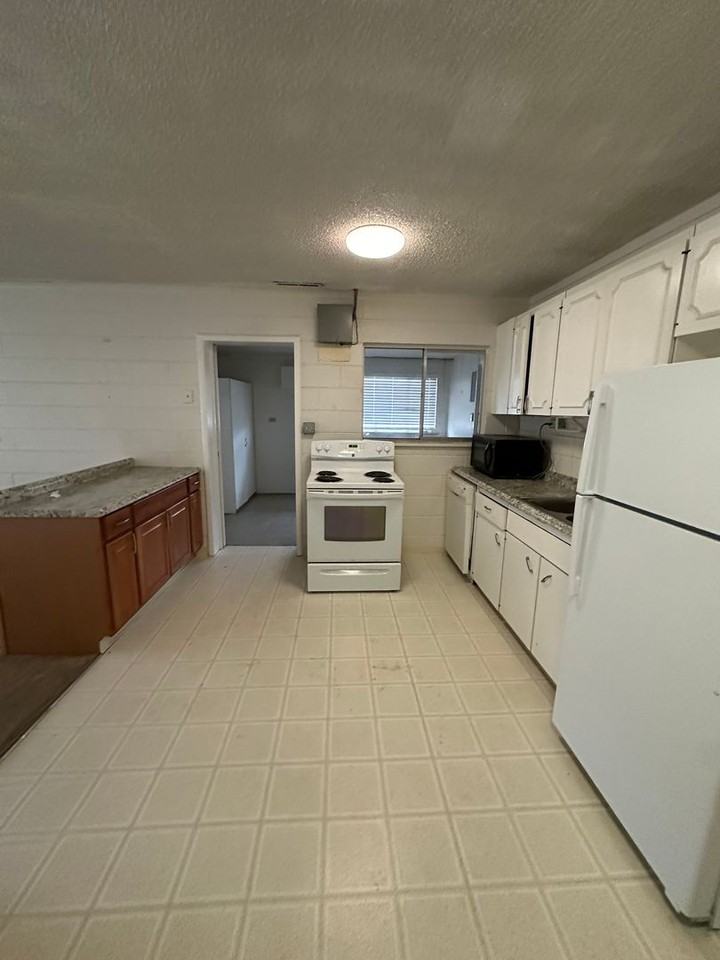13048 N Highland Cir - Photo 2 of 14