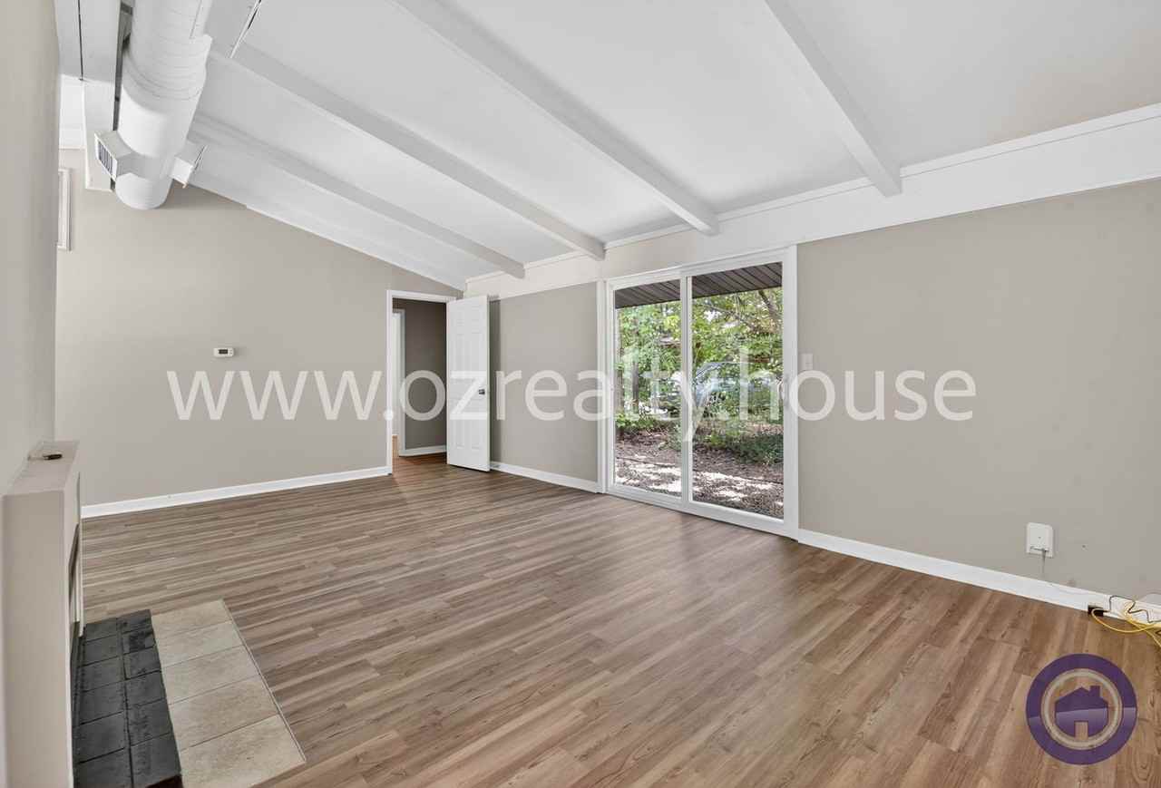 3040 E Lincolnshire Blvd #B - Photo 3 of 15