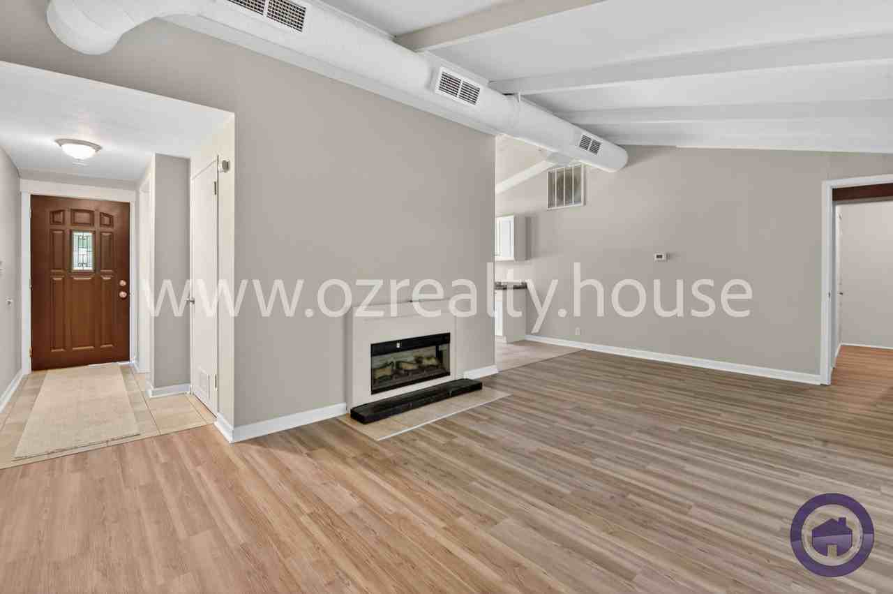 3040 E Lincolnshire Blvd #B - Photo 4 of 15
