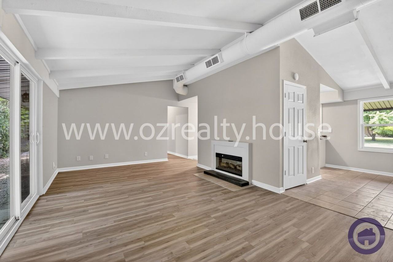 3040 E Lincolnshire Blvd #B - Photo 5 of 15