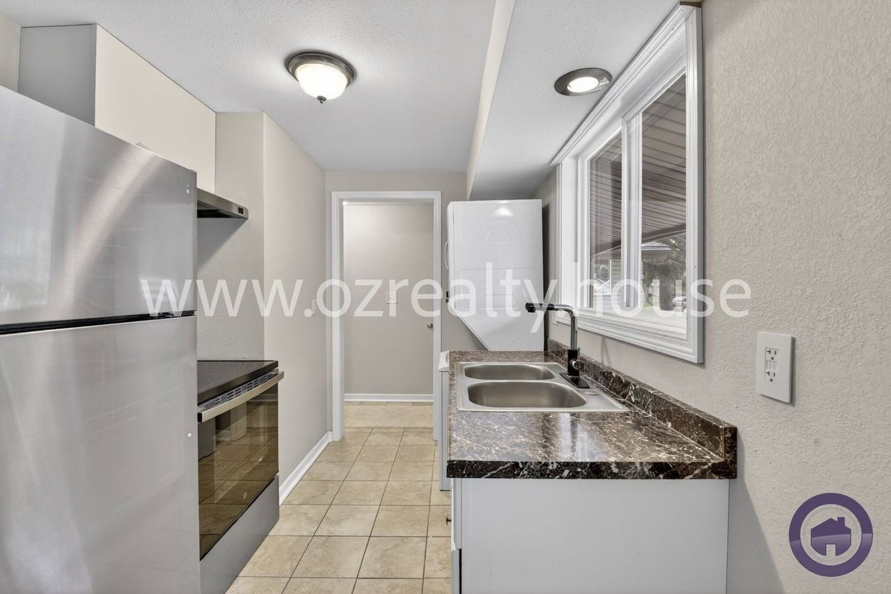 3040 E Lincolnshire Blvd #B - Photo 6 of 15
