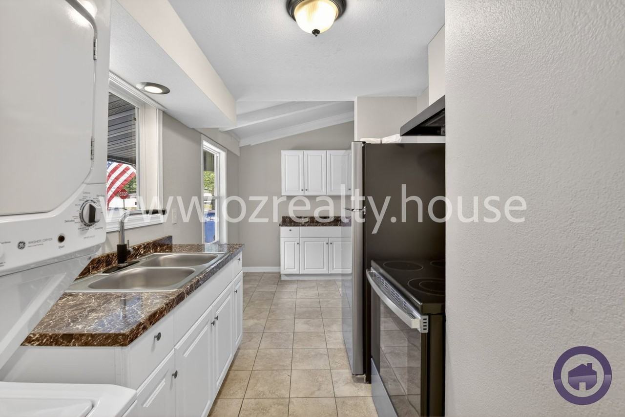 3040 E Lincolnshire Blvd #B - Photo 7 of 15