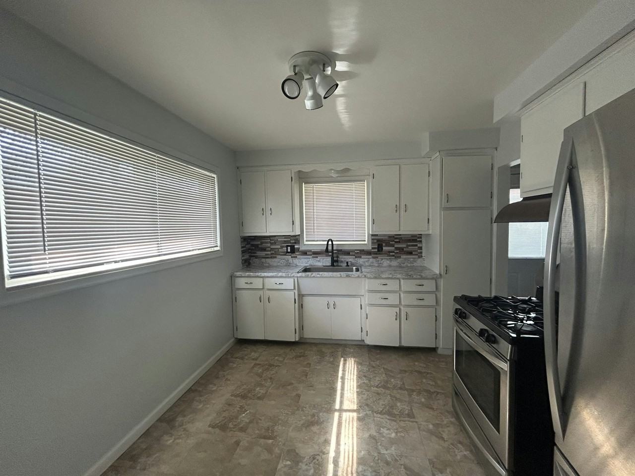 4987 Roosevelt Boulevard - Photo 2 of 26