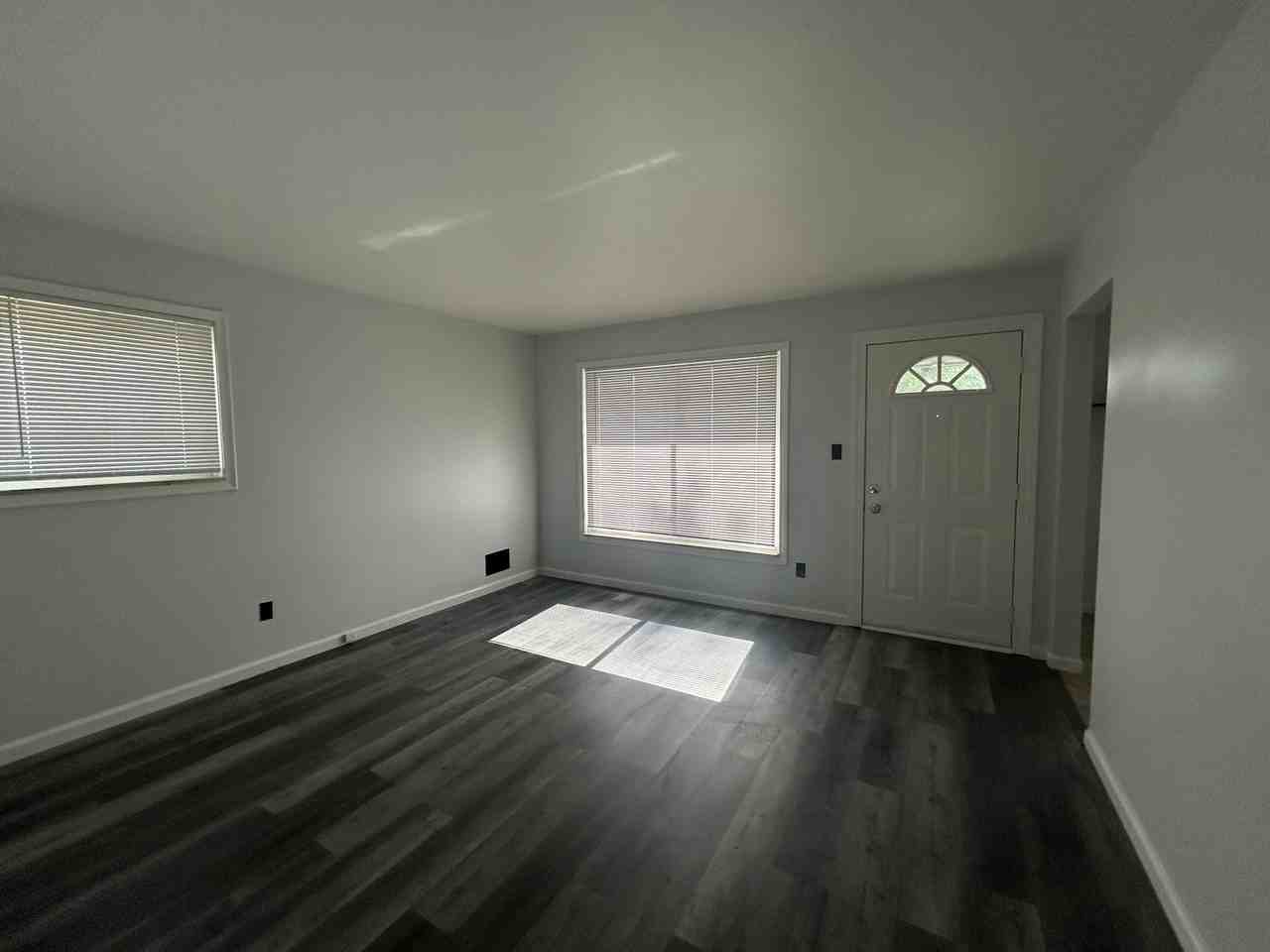4987 Roosevelt Boulevard - Photo 6 of 26