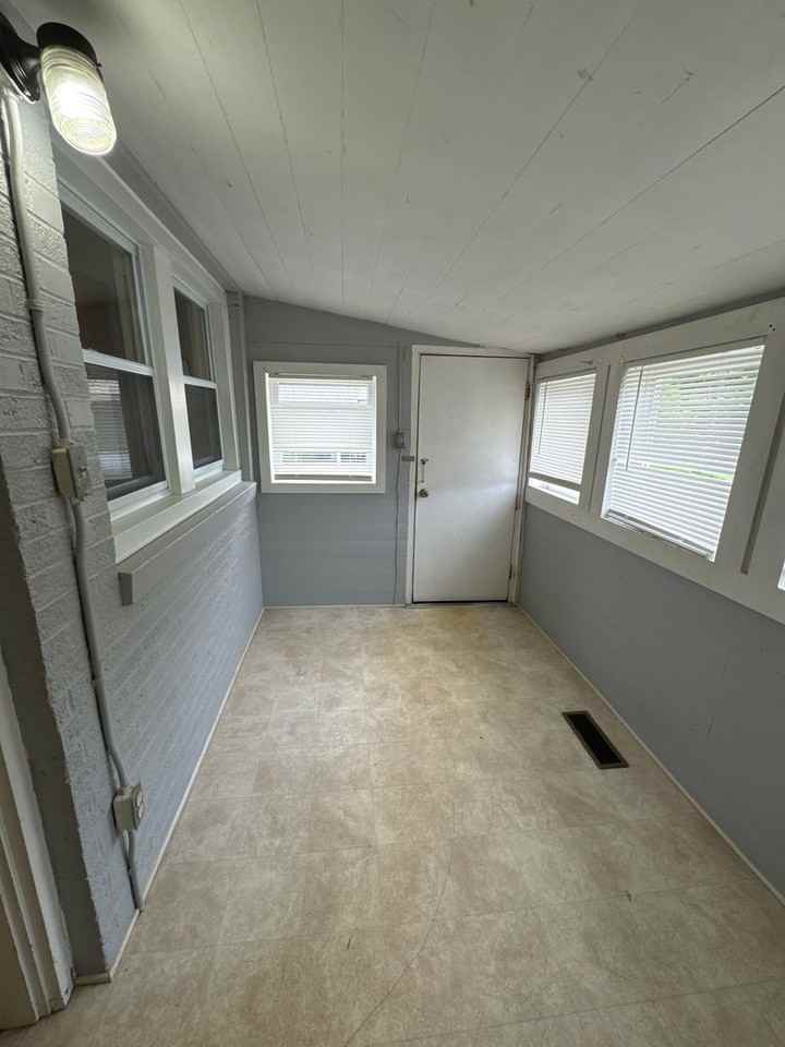 630 Elm St - Photo 4 of 11