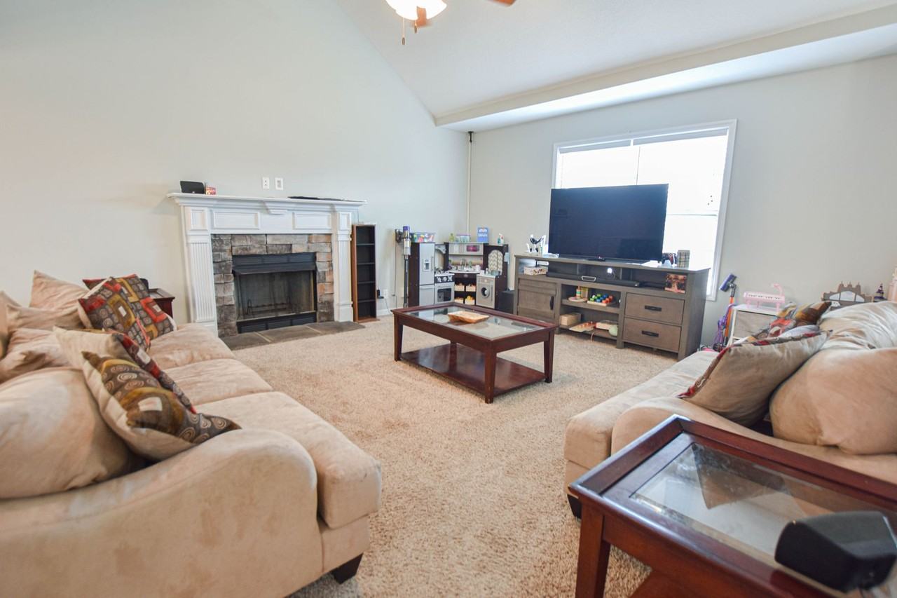 3702 Windmill Ct - Photo 3 of 20