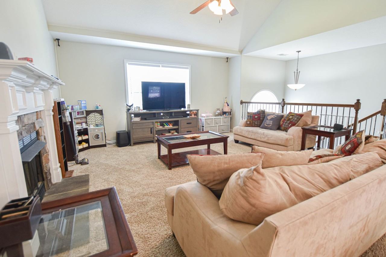 3702 Windmill Ct - Photo 4 of 20
