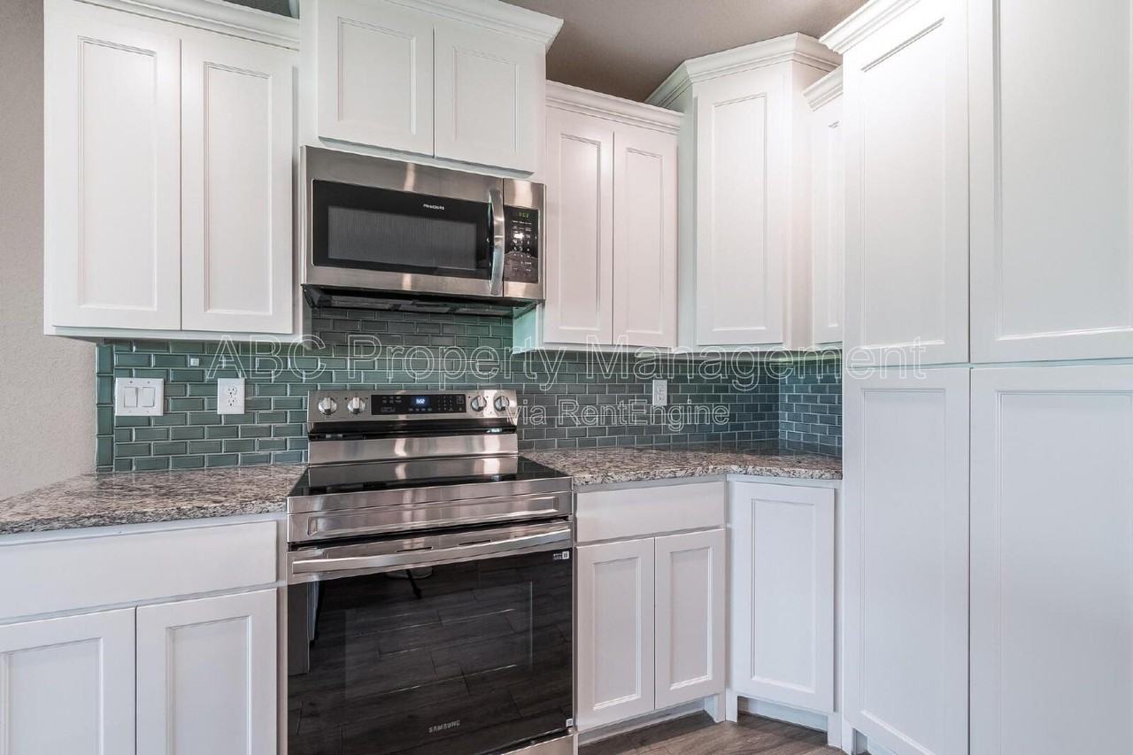 328 N Otoe St - Photo 2 of 20