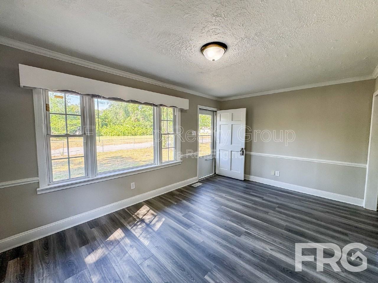 610 3rd St - Photo 5 of 31