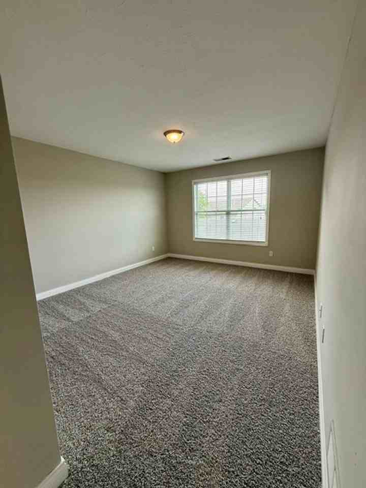 272 Audley Ave - Photo 4 of 8