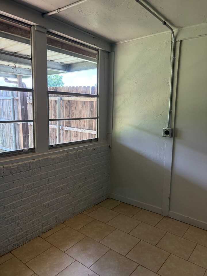 1608 Breckenridge Dr - Photo 2 of 10