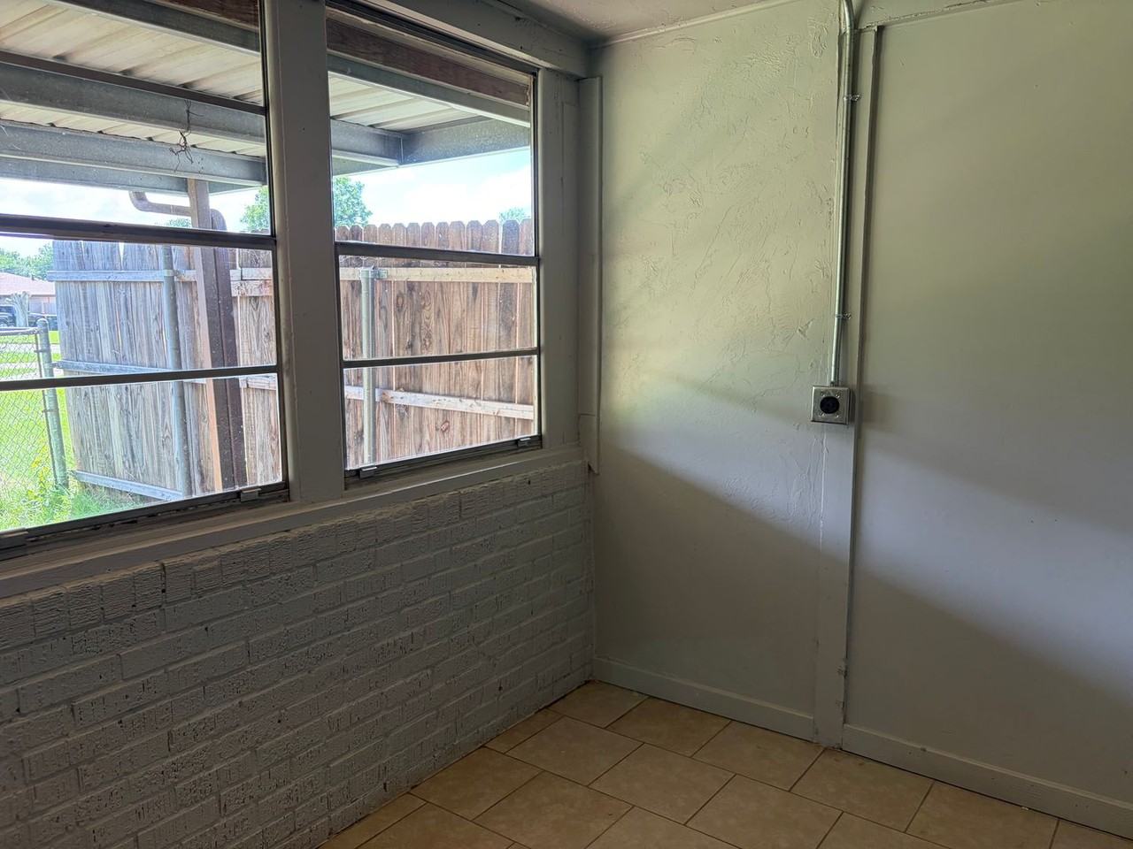1608 Breckenridge Dr - Photo 3 of 10