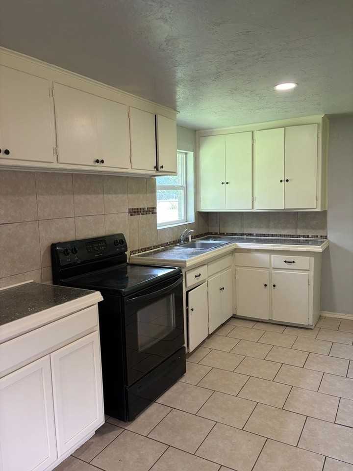 1608 Breckenridge Dr - Photo 4 of 10
