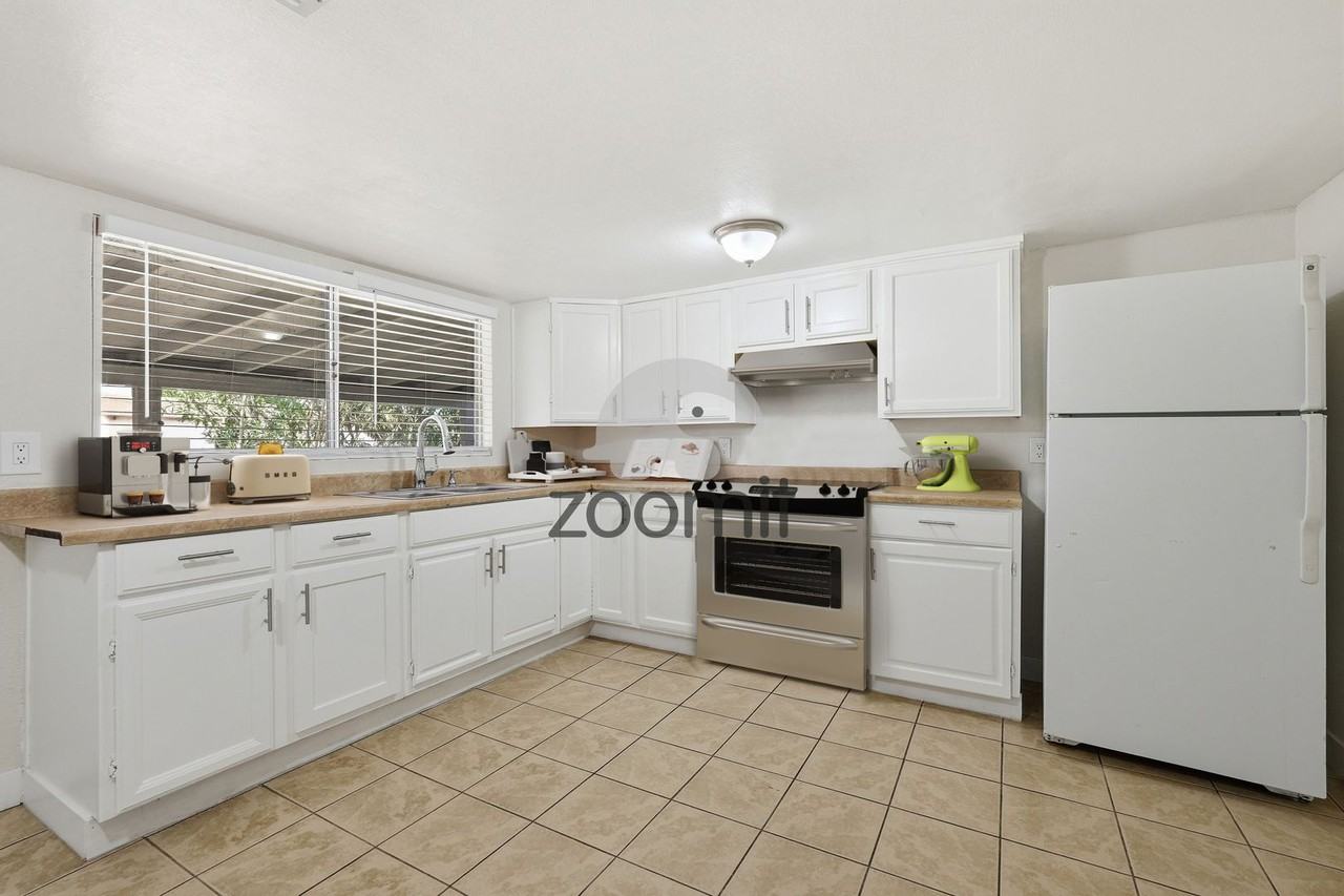 920 E 4th St - Photo 3 of 27