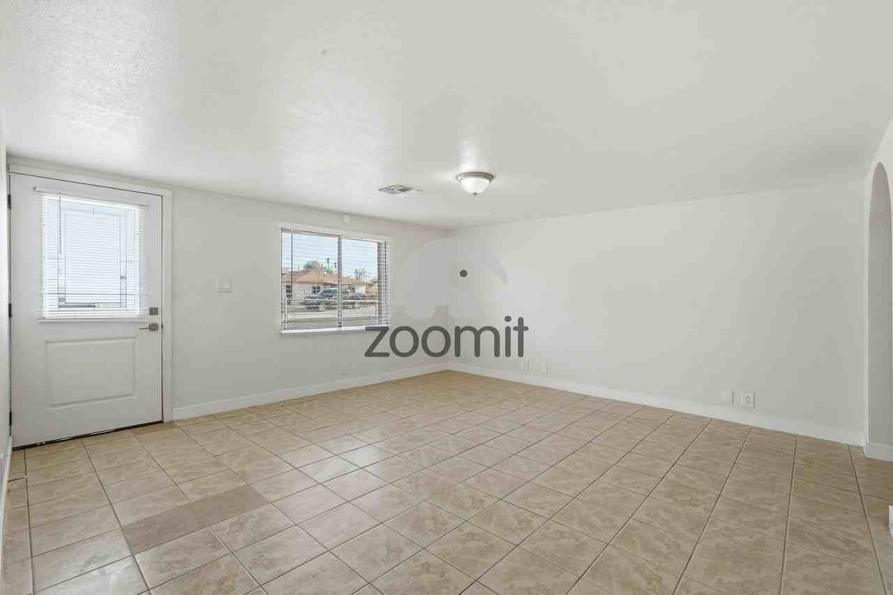 920 E 4th St - Photo 4 of 27