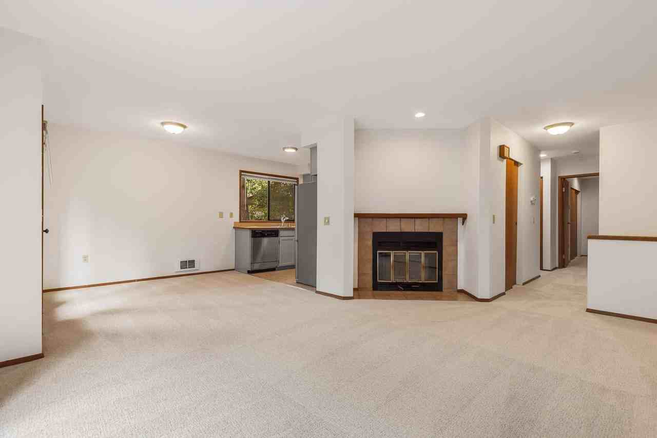 320 10th St - Photo 3 of 17
