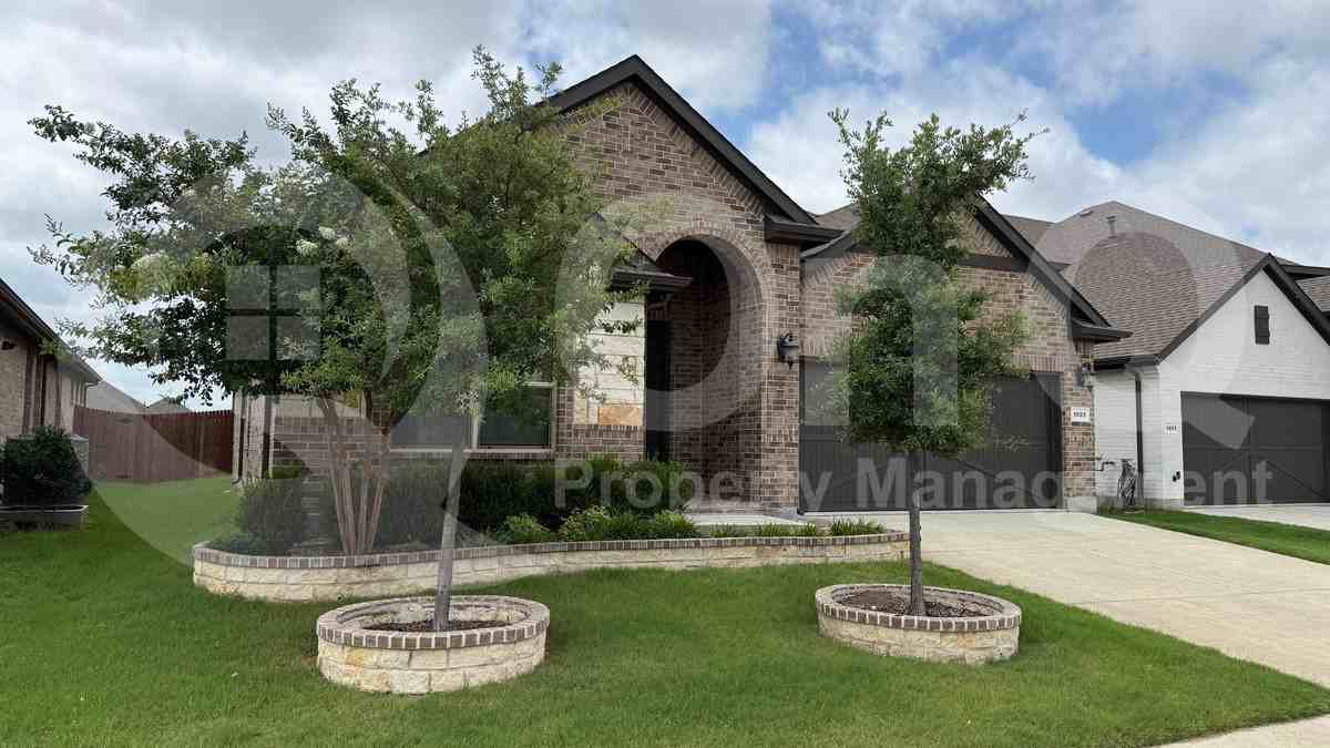 1005 Whitehall Ln - Photo 3 of 26