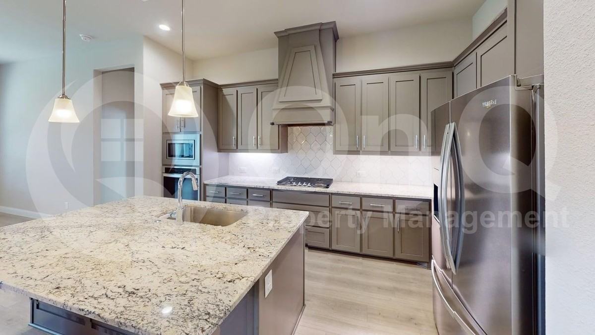 1005 Whitehall Ln - Photo 5 of 26