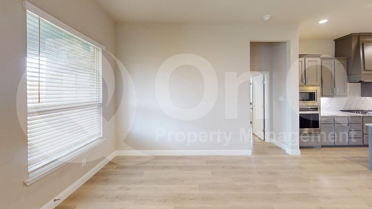 1005 Whitehall Ln - Photo 6 of 26