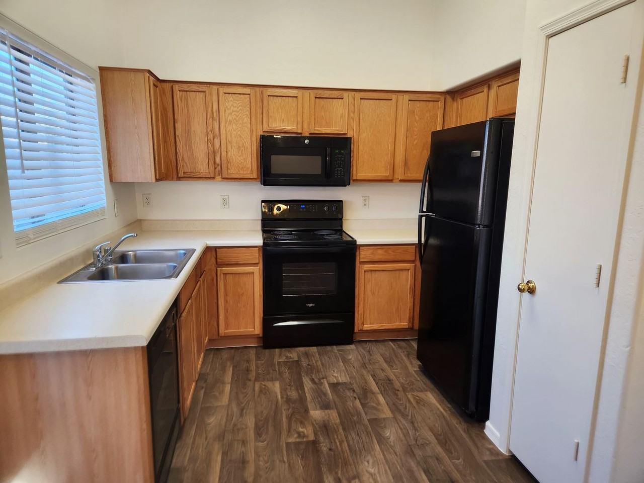 12574 W Lisbon Ln - Photo 6 of 23