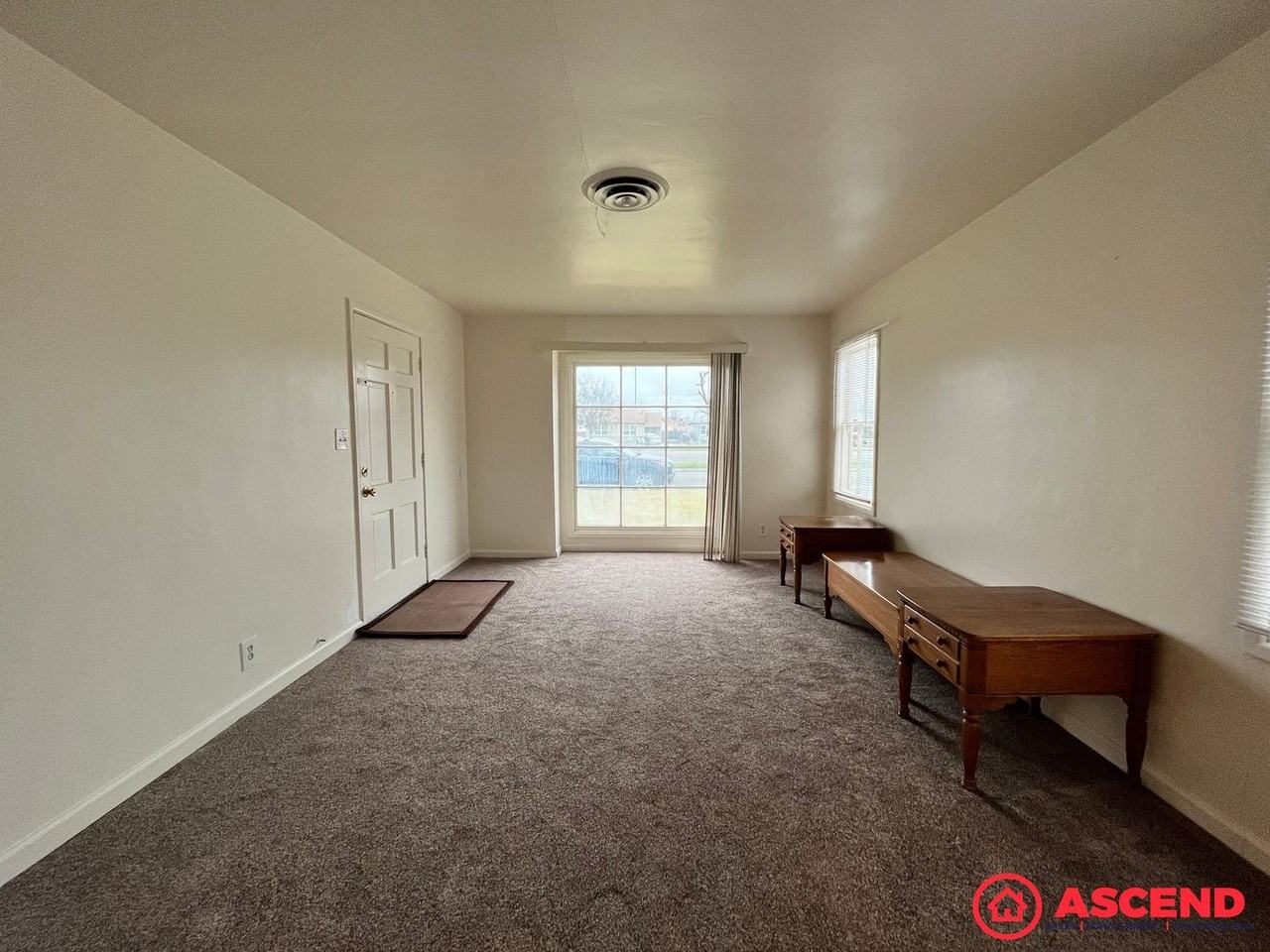 1305 S Chester Ave - Photo 2 of 18